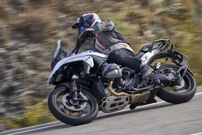 <div class='descrGalleryTitle'>R 1300GS</div><div class='descrGalleryText'><p>La <b><a href="https://www.dueruote.it/prove/anteprime/2023/10/23/bmw-r-1300-gs-la-prova/">BMW R 1300 GS</a></b> (presentata nel 2023) segna una rivoluzione: non solo +46cc e +9CV, ma un cambio di paradigma totale. Il nuovo Telelever stravolge la dinamica, eliminando il vecchio &quot;effetto uniball&quot; e creando un collegamento rigido tra anteriore e posteriore per traiettorie precise. Le sospensioni elettroniche adattive con k-molla variabile migliorano comfort e controllo, con opzione abbassamento automatico di 30mm da fermi. Il motore boxer è più gestibile in apertura, meno esplosivo ma più corposo ai medi e con maggior allungo grazie al nuovo cardano orizzontale che riduce le reazioni. Pesa 12kg meno della precedente. L'estetica divisiva colpisce dal vivo con forme nautiche. In fuoristrada è più facile per i neofiti ma manca la botta iniziale cara agli esperti.</p>
</div>